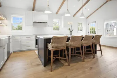 Image de Stunning New Custom Home, private yard, heated pool, spa, movie room, home gym