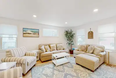 Image de Coastal retreat steps to the beach with smart TVs, desk, grill, children's items