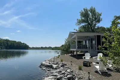 Image de Upscale Newly Renovated Blue Canoe Lakefront-Directly on C4c Snowmobile Trail