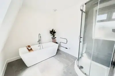 Image de Stylish & Spacious 4 Bed Coastal Haven in Weymouth