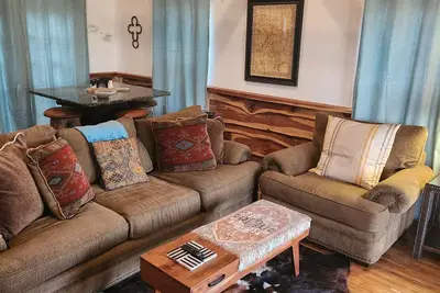 Image de Beautiful cottage with large deck and lakefront access.