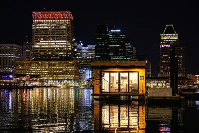 Luxe Houseboat: Breathtaking Skyline 360 Views