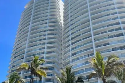 Image de Camino al Mar beachfront condo