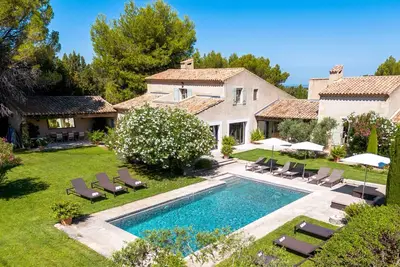 Image de New Eygalières Farmhouse: 6br/Pool/Garden/Views