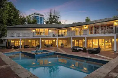Villa Siena ~ Beverly Hills ~  Privately gated, Pool & Spa ~ Family vacation