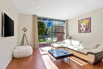 Image de Sleek Modern Pad next to Spark Arena: Zodiak Stays
