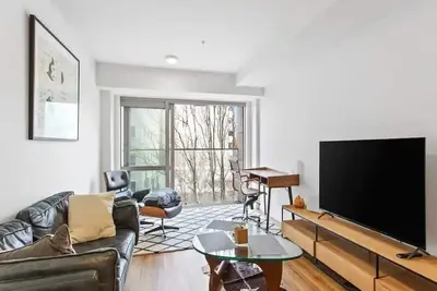 Image de Central Modern Apt. w/ Working Space Zodiak Stays