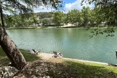 Image de Charming Cabin Overlooking the Guadalupe River - Just steps to the river