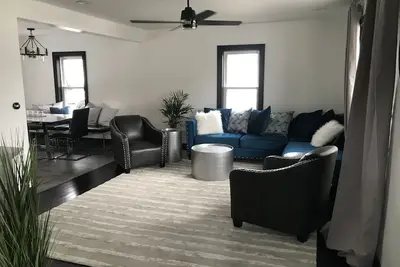 Image de Lush Newley Renovated Home - Downtown Warren