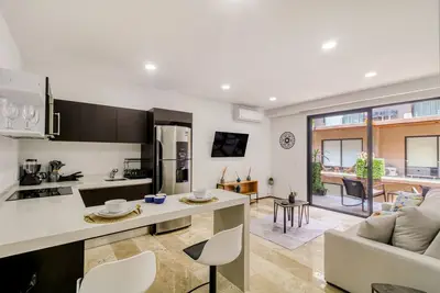 Image de Tropical apartment with rooftop pool, gym, balcony, & well-equipped kitchenette