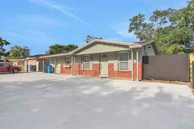 Image de Cozy home with with screened lanai, foosball, & fenced yard