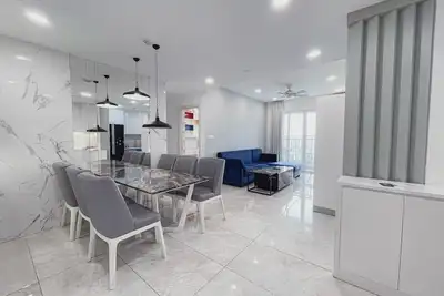 Image de Alm's 3 BedRoom Apartment at Sunrise City District 7