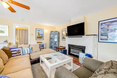 Image de Historic cottage with grill, board games - close to beach, shops, dining