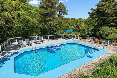 Image de Luxurious Home with Pool & Game Room in Cape Cod