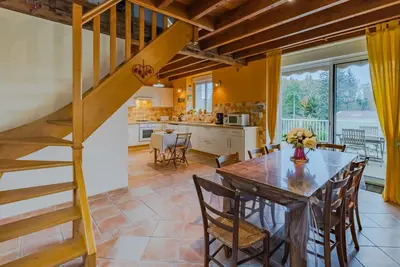 Image de Gîte 'Le Bûcher' – Charme authentique avec terrasse, balcon et jardin partagé au cœur de la nature