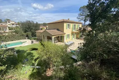 Image de Villa haut de gamme piscine chauffée, borne Tesla proche mer et golf