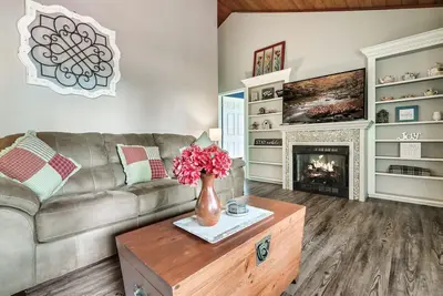 Image de Beautiful Mountain Views! Hot Tub! Propane Grill! Firepit and Fireplace!