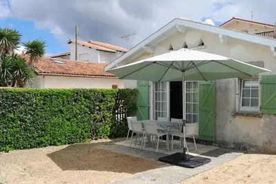 Image de Maisonnette à 200m de La Plage Sud avec terrasse, jardin et parking