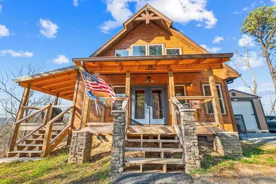 Image de Brand New 2 Bedroom Cabin with Hot Tub, Pool Table, Resort Amenities and More!