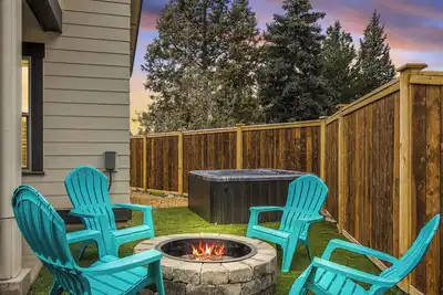 Image de Minutes to Old Mill ~  Fire Pit ~ Ac  ~ Dog Friendly ~ Hot Tub