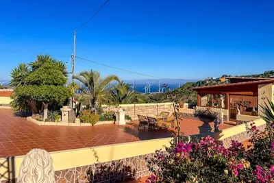 Image de Exquisite rural house with garden, pool and sea views