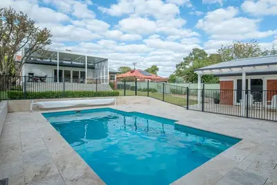 Image de Deluxe Entertainer - Pool, Close to Cbd