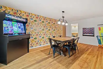 Image de 17, 000 Arcade Games + park views at the Game Room!