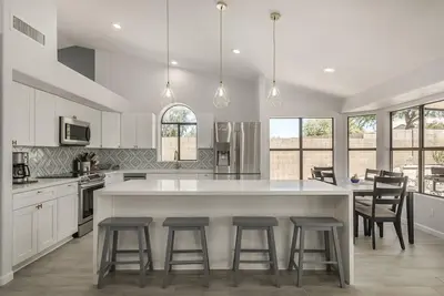 Image de Beautiful Glendale home with Free Heated Pool