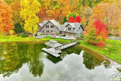 Image de Upscale log cabin w/ 20` ceilings, indoor hot tub & King beds