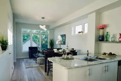 Image de Luxurious 2 Bedroom Townhouse