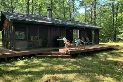 Image de Lake Front Cottage Hidden in the Woods with private dock.