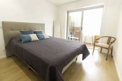 Image de Appartement rénové avec 3 chambres et une terrasse, près de la plage, pour jusqu'à 7 personnes.