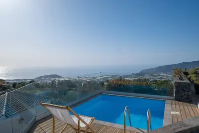 Image de Maison avec piscine, barbecue et spa