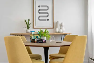 Image de Stylish 2-Bed Apt Fort McMurray Fast WiFi Newly Reno