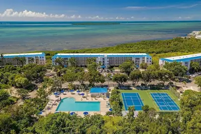 Image de Ocean Front, Renovated. Marina, New Pool/Hot Tub and Private Beach. Top Floor!