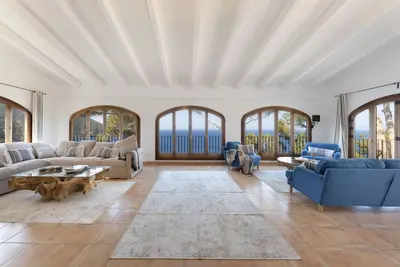 Image de Chalet con Vistas Panorámicas en Primera Línea de mar