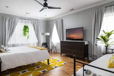 Image de Greensboro's Gem! Group Friendly + Central Location