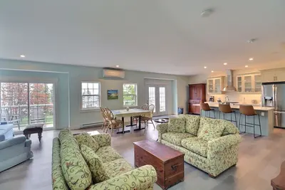 Image de Spacious upper level 2 bedroom unit overlooking the water