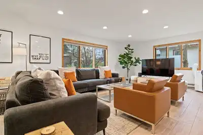Image de A Spacious Multi-Kitchen Home Blocks 2 Town Square w Jh Property Management
