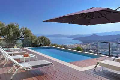 Image de Magnifique vue mer, piscine, plage de Bodri à pied