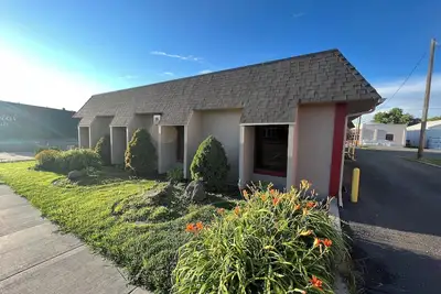 Image de Main Street Location 4 bedrooms, 2 Baths, Theater Room and Spacious Living Room.