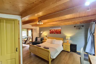 Image de Family size wilderness style cabin just off the A1