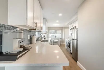 Image de Gorgeous and Updated Waterfront Apartment 2 Bed #5