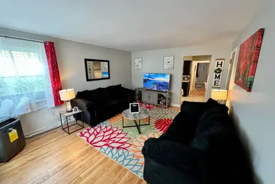 Red Ruby 2 Bdrm Apt Garage Prkng 13 Min to Dwntwn