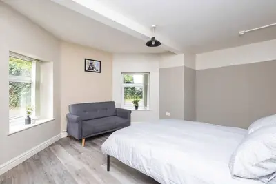 4 Bed 2 Bath Near City Centre - Free Parking | Free WiFi | Self Check-in