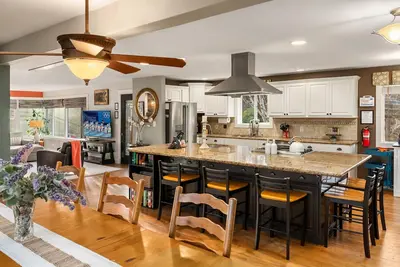 Image de Luxury 4 bd/3ba Family Home near Ocean, Airport, & Seattle Xl yard w/sportcourt