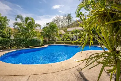 Tropical apt near the beach with outdoor pool, full kitchen, desk, washer/dryer