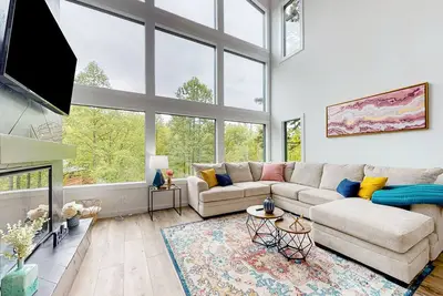Image de Newly built mtn. -view home w/ hot tub, games, grill, & free attraction tickets