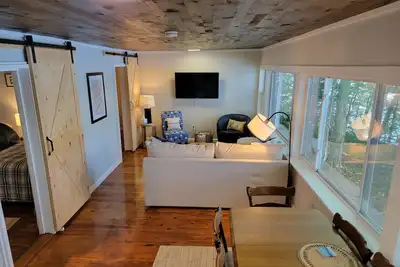 Image de Enjoy Lake life in this renovated Camp, 50 ft from water. Private dock, beach.