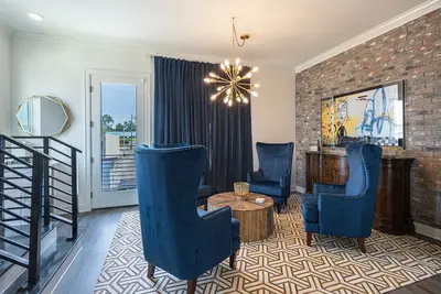 Image de Luxe Downtown Townhouse – Walkable, Stylish & Spacious